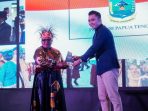 Pj Gubernur Papua Tengah dinobatkan sebagai wanita inspiratif terbaik Indonesia 2023 oleh Seven Media Asia pada ajang Awards Inovator perubahan.(Foto. Humas Pemprov Papua Tengah) (2)