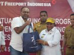 Pj Gubernur Papua Tengah saat menerima secara simbolis paket bantuan percepatan penurunan stunting dari PT. Freeport Indonesia (Foto. Humas Pemprov Papua Tengah)