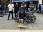 Pelaku Curanmor saat ditangkap tim Resmob Numbay di Hamadi. Selain itu, sejumlah barang bukti disita.(Foto. Humas Polresta Jayapura Kota)