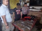 Aparat gabungan saat mengamankan 36 bungkus ganja yang dibawa seorang tujuan ke Timika pada saat pemeriksaan X- ray di Bandara Sentani.(Foto. Humas Polres Jayapura)