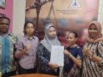 Triatika Warda Nada saat menerima putusan sidang perdata dari advokat LBH Papua Justice & Peace Metu Iksomon, SH, Verawati Ngamel, SH,MH , Hermalina Wanggai, SH, dan Purwaningsih, SH.(Foto. Istimewa)