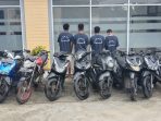 Kapolres Jayapura didampingi Kapolsek Sentani saat menunjukkan 4 pelaku curanmor berstatus pelajar bersama 8 unit barang bukti.