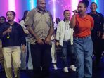 Kapolda Papua, Irjen Fakhiri saat berjoget bersama penyanyi dan masyarakat ketika hadir di panggung prajurit .(Foto. Tim MDF)
