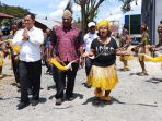 Pj Bupati Jayapura saat disambut ondofolo dengan prosesi tarian adat di Pendopo Raiklebey Ifar Besar Sentani.