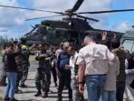 Proses evakuasi oleh Satgas Damai Cartenz bersama Gabungan TNIPolri terhadap pilot Glen yang tewas dibunuh KKB di Distrik Alama Timika.(Foto. Humas Damai Cartenz)