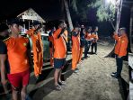 Tim Rescue Sar Jayapura saat dibriefing guna melakukan pencarian terhadap warga yang tenggelam di bawah jembatan Youtefa.(Foto. Humas Sar Jayapura)