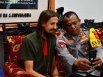 Pilot Philip Mehrtens berphoto dengan anggota Polisi setelah dibebaskan yang disandera selama 1,5 tahun .(Foto. Humas Damai Cartenz)