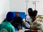 Supir truk, Laa Duwi (46) saat menjalani penanganan media, setelah mengalami luka di Kampung Kali Kasuari, Jalan Trans Nabire-Enaro, Kabupaten Dogiyai-Papua Tengah.(Foto. Humas Damai Cartenz)