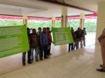 Belasan dewat adat suku saat demo di Kantor Bupati Jayapura sambil membawa spanduk untuk menyampaikan aspirasi disaksikan Kepala bagian hukum Setda Kabupaten Jayapura.
