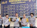 Kapolresta didampingi Kasatlantas dan Kasihumas Polresta Jayapura Kota saat merilis hasil operasi zebra 2024 yang telah dilaksanakan selama 14 hari.
