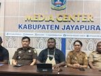 Ketua didampingi anggota panitia seleksi,(Pansel) DPRK Jayapura saat mengumumkan 65 calon DPRK Jayapura yang lolos seleksi verifakasi dan validasi berkas diruang Media Center Kominfo Kabupaten Jayapura.