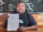 Ketua Pansel DPRK Kabupaten Jayapura, Jack Judzoon Puraro saat menunjukkan salinan hasil putusan PTUN Jayapura gugatan yang diajukan saudara Esther Elisabeth Yaku ditolak.