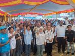 Paslon Mari – Yo ketika berphoto bersama masyarakat yang antusias menghadiri kampanyenya di Bonggo Sarmi.(Foto. Tim)