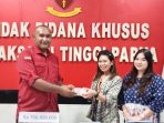 Kasidik Pidsus Kejati Papua saat menyerahkan uang 700 juta kepada pihak Bank BNI yang dititipkan di rekening kejaksaan untuk nantinya dijadikan sebagai alat bukti di pengadilan.