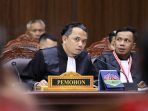 Kuasa hukum paslon 2, Ade Yan Hasbullah ketika membacakan pendahuluan di PHPU Bupati Sarmi.(Foto. MKRI)