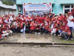 Keluarga besar RSUD Yowari bersama instruktur senam dan instruktur Zumba saat photo bersama usai senam bersama memeriahkan HUT RI Ke-80. Keluarga besar RSUD Yowari bersama instruktur senam dan instruktur Zumba saat photo bersama usai senam bersama memeriahkan HUT RI Ke-80.