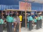 Ketika siswa dan siswi SMKS TIK Sentani membeli makanan dan minuman di kantin sehat usai diresmikan.