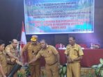 Asisten 1 bidang pemerintahan Setda Kabupaten Jayapura didampingi Kadisbudpar Kabupaten Jayapura saat menabuh tifa tanda dibukanya kegiatan pelatihan penguatan dan pembinaan kelompok sadar wisata.