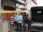 Dirut PT. Air Minum Jayapura saat menyerahkan Bantuan air minum kemasan kepada warga musibah kebakaran.(Foto. Istimewa) Dirut PT. Air Minum Jayapura saat menyerahkan Bantuan air minum kemasan kepada warga musibah kebakaran.(Foto. Istimewa)