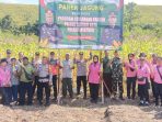 Kapolsek Sentani Kota bersama Bhabinkamtibmas , Danramil Sentani Kota, Ibu Bhayangkari serta masyarakat berphoto bersama saat panen jagung dilahan binaan Polsek Sentani Kota di Yahim.