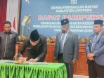 Ketua DPRK Jayapura saat menandatangani MoU KUA PPAS dengan Bupati Jayapura disaksikan Wabup Jayapura, Waket I, II dan III .