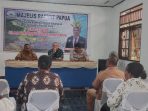 Suasana penjaringan aspirasi masyarakat Sentani Kota oleh anggota MRP,Kristian Ondikeleuw.