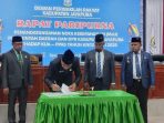 Ketua DPRK Jayapura saat menandatangani MoU KUA – PPAS Tahun anggaran 2026 dengan pemerintah Kabupaten Jayapura