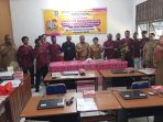Wabup Jayapura didampingi Kadinsos beserta 10 peserta pelatihan operator komputer penyandang disabilitas dan anak terlantar saat berphoto bersama usai pembukaan kegiatan tersebut.(Foto. Dinsos)