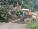 Bencana tanah longsor terjadi di distrik Gresi Selatan menyebabkan ruas jalan menuju ke distrik tertutup tanah.(Foto. Istimewa) Bencana tanah longsor terjadi di distrik Gresi Selatan menyebabkan ruas jalan menuju ke distrik tertutup tanah.(Foto. Istimewa)