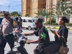 Kasatlantas Polres Jayapura saat menghentikan pengemudi sepeda motor yang tidak mengenakan helm di operasi zebra cartenz dihari pertama didepan masjid Aqsa Sentani.