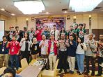 Panitia didampingi sekretaris percasi Papua beserta pihak sponsor berphoto bersama usai pembukaan turnamen catur tingkat pelajar dan mahasiswaumum Panitia didampingi sekretaris percasi Papua beserta pihak sponsor berphoto bersama usai pembukaan turnamen catur tingkat pelajar dan mahasiswaumum
