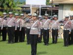 Personil lalu lintas Polres Jayapura saat mengikuti upacara gelar pasukan operasi zebra cartenz 2025 yang dipimpin Kapolres Jayapura, AKBP Umar Nasatekay.