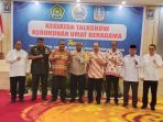ketua FKUB Kabupaten Jayapura berphoto bersama dengan tamu undangan pada kegiatan talkshow kerukunan umat beragama.