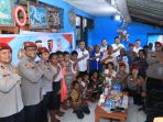 4 direktur reserse Polda Papua bersama Kasat reskrim Polresta Jayapura Kota berphoto bersama anak-anak panti asuhan jelang hari jadi Reserse Polri.(Foto. Humas Polresta Jayapura Kota)