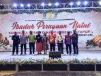 Direktur bersama, Asisten II II Setda Kota Jayapura bidang pembangunan dan Kesra, direksi serta komisaris photo bersama diperayaan natal besar tukang ledeng Jayapura.