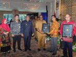 Direktur utama PT. Air Minum Jayapura Dr. Entis Sutisna, SE, MAk, MM, Ak, CA saat menerima penghargaan Paritrana Award dari pemerintah Provinsi Papua.  