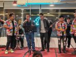Mantan Pj Gubernur Papua saat membawa lagu di konser amal peduli bencana sumatera Utara yang digelar PBB dan KMB Papua.(Foto. Istimewa)