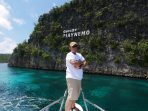 Menikmati keindahan alam Raja Ampat.