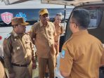 Wabup Jayapura saat mengecek kendaraan operasional puskesmas dilapangan apel kantor bupati Jayapura. Wabup Jayapura saat mengecek kendaraan operasional puskesmas dilapangan apel kantor bupati Jayapura.
