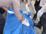 Mayat tanpa identitas saat dievakuasi usai ditemukan di Arso, Kabupaten Keerom, Papua.(Foto. Humas Polres Keerom)