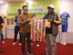 Bupati Piter Gusbager saat melaunching PERSIKER. Itu menandakan tim siap bersaing di Kompetisi liga IV PSSI.(Foto. AR)