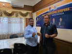 Ketua fraksi Nasdem DPRK Jayapura berphoto bersama dengan kader Nasdem, Alfred Kreuta usai menanggapi polemik pengusulan pergantian ketua DPRK Jayapura