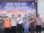Kapolres saat berphoto bersama dengan Asisten I bidang pemerintahan setda Kabupaten Jayapura setelah penandatangan komitmen bersama zona WBK di Aula Obhe Polres Jayapura.