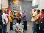 Panitia saat menyerahkan piala Gubernur Cup Papua Cerah kepada pengurus Pertina Kabupaten Jayapura disaksikan Wabup Jayapura dan tim tinju Kabupaten Jayapura diruang kerja Wabup Jayapura.