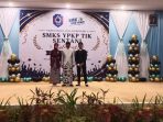 Kepala SMKS YPKP Teknologi Informasi Komunikasi Sentani Dr. Muhaimin, S.Pd.I., S.A.P., M.M berphoto dengan 2 siswa yang akan magang ke jepang . Kepala SMKS YPKP Teknologi Informasi Komunikasi Sentani Dr. Muhaimin, S.Pd.I., S.A.P., M.M berphoto dengan 2 siswa yang akan magang ke jepang .