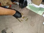 Satgas damai Cartenz saat menemukan amunisi usai mengeledah rumah YB, Wadan KKB Kodap XVI Yahukimo.(Humas damai Cartenz) Satgas damai Cartenz saat menemukan amunisi usai mengeledah rumah YB, Wadan KKB Kodap XVI Yahukimo.(Humas damai Cartenz)