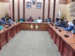 Suasana mediasi perwakilan guru Paud dengan dinas Pendidikan yang difasilitasi komisi C DPRK Jayapura usai menggelar aksi demo.
