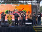 Gubernur Papua saat mencicipi sagu bersamaan sejumlah pihak pada pembukaan festival colo sagu .(Foto. Humas Polresta Jayapura Kota)