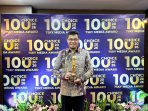 Kepsek SMKS YPKP TIK Sentani, Dr. Muhaimin, S.Pd.I., S.A.P saat berphoto dengan piala setelah meraih penghargaan di ajang 7Sky Media Awards Event Tour Yogyakarta 2026