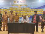 Kepala LLDikti wilayah XIV Provinsi Papua bersama ketua Yayasan kasih Iman Samuel Papua saat menandatangani berita acara launching STKIP Papua disaksikan sejumlah pihak. Kepala LLDikti wilayah XIV Provinsi Papua bersama ketua Yayasan kasih Iman Samuel Papua saat menandatangani berita acara launching STKIP Papua disaksikan sejumlah pihak.